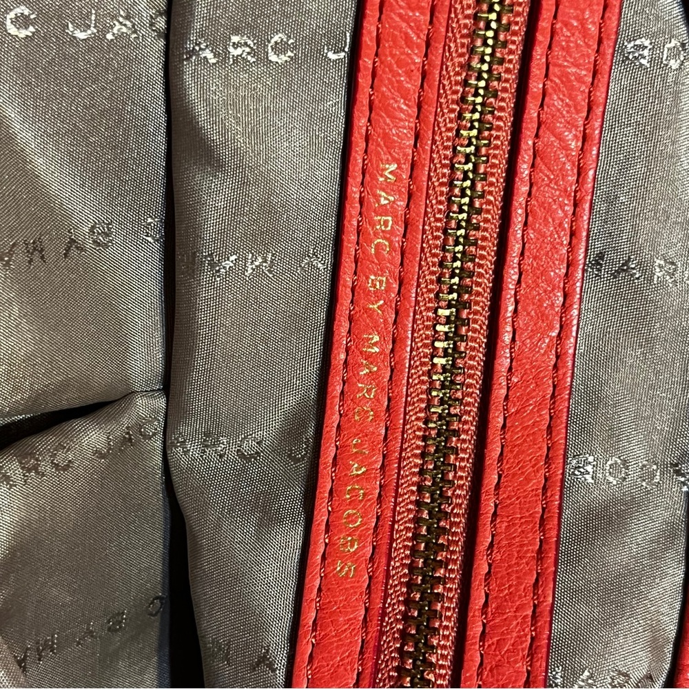 Elegant Marc Jacobs Coral Leather Shoulder Bag - Picture 8 of 13